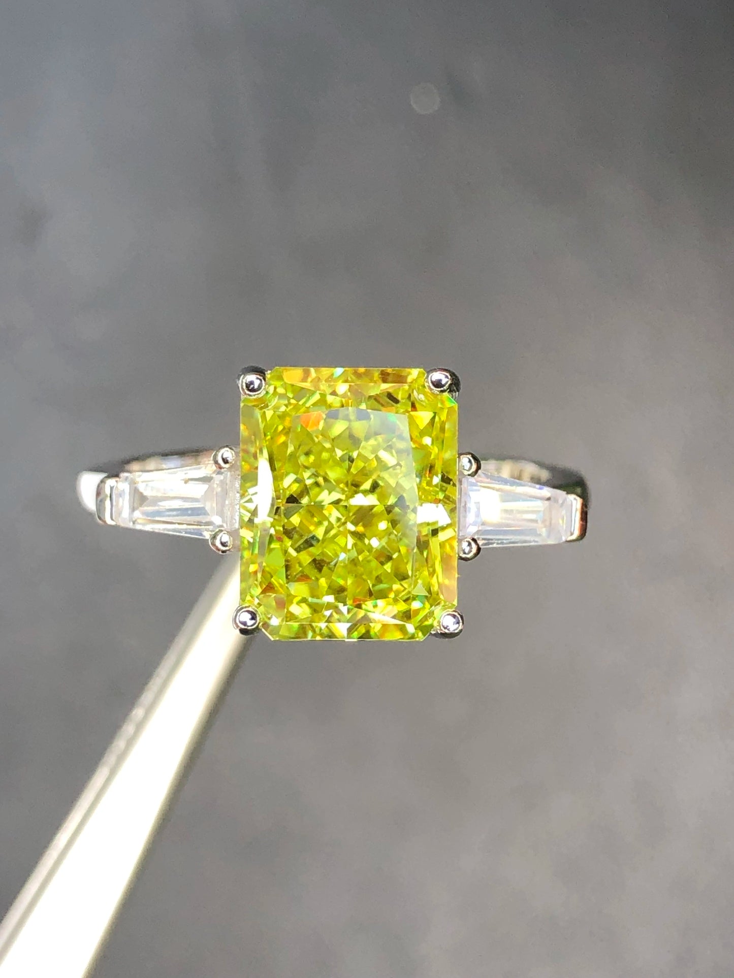 Ring van 925 zilver met 12,90 ct gele cubic zirconia