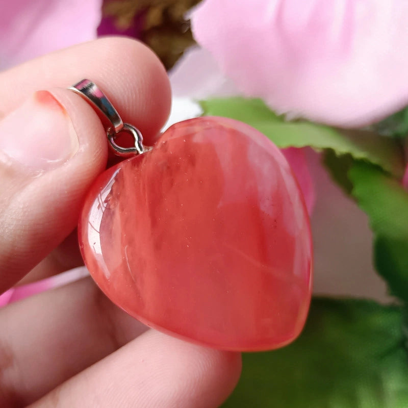 Natuurlijke kersenkwartshanger – 10.85 ct, handgemaakt, goudkleurig verguld, hartvormig