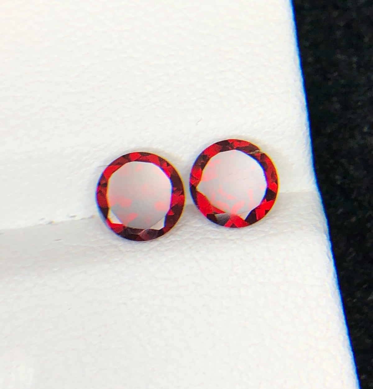 Set van 2 Natuurlijke Rode Granaten 2,05 ct – Rond Geslepen Edelstenenpaar 5,7 mm