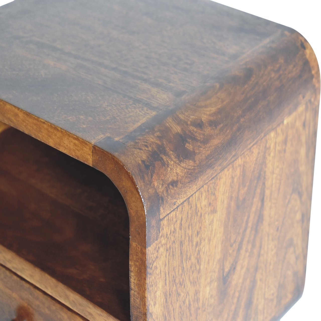 Handgemaakte -Mini wandkastje – kastanje – gebogen – open vak – compact formaat