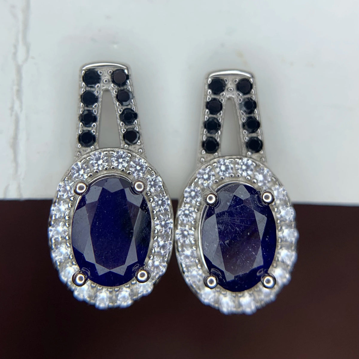 Natuurlijke Blauwe Saffier Oorstekers met Spinel – 925 Sterling Zilver – Rhodium Plated