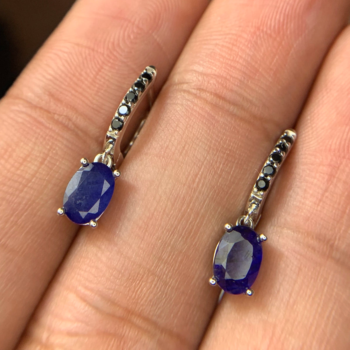 Natuurlijke Saffier Oorbellen met Spinel – 925 Sterling Zilver – Rhodium Plated