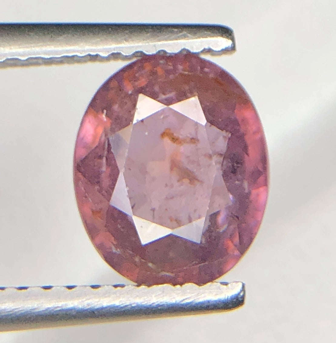 Natuurlijke Roze Zirkoon 2,50 ct – Ovaal Facetgeslepen Edelsteen 8,4 × 7 mm