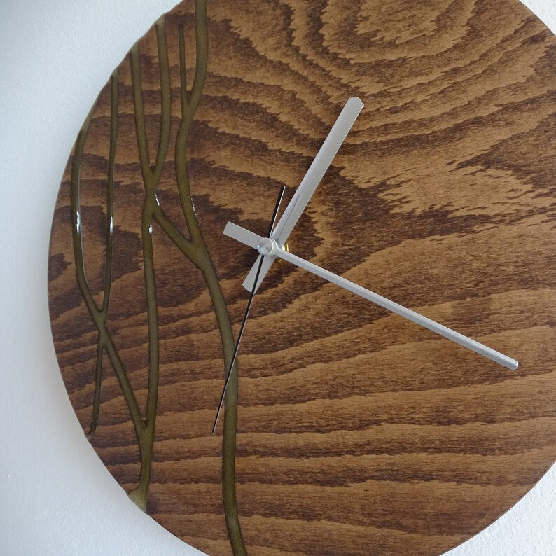 Bruine Epoxy Houten Wandklok met Verfijnde Details