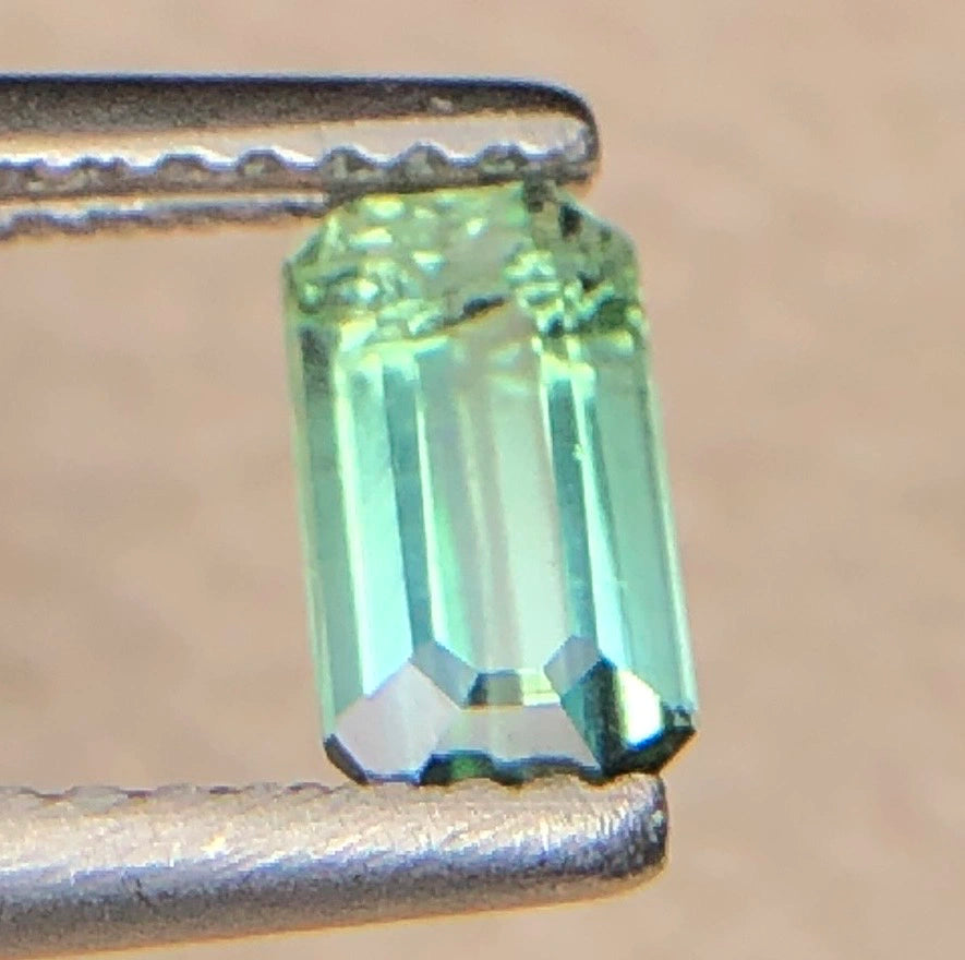 Natuurlijke Groene Toermalijn 0,70 ct – Rechthoekig Facetgeslepen Edelsteen 6,3 × 3,3 mm