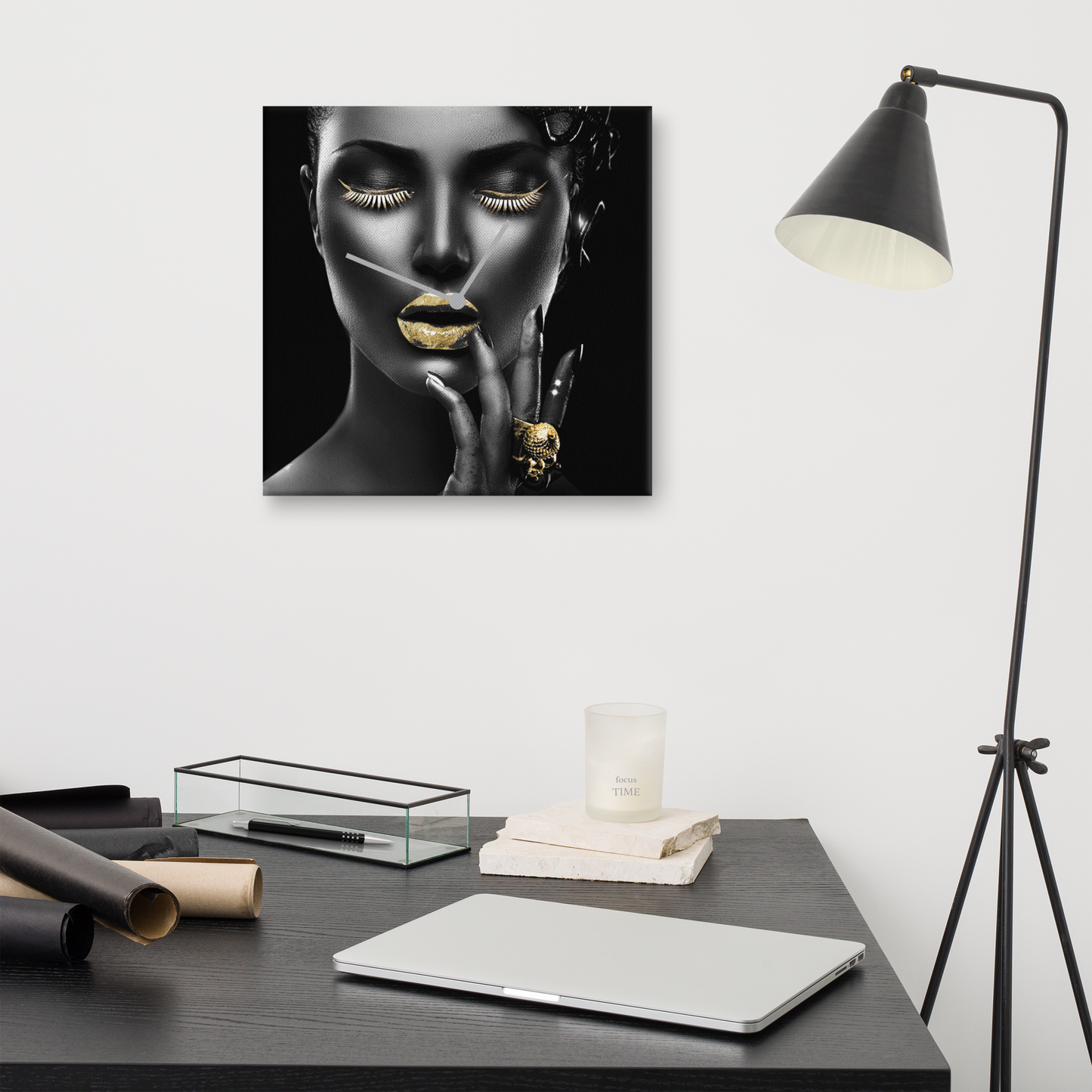 Acrylglas wandklok “Black & White Woman” met bladgoud – design kunstklok