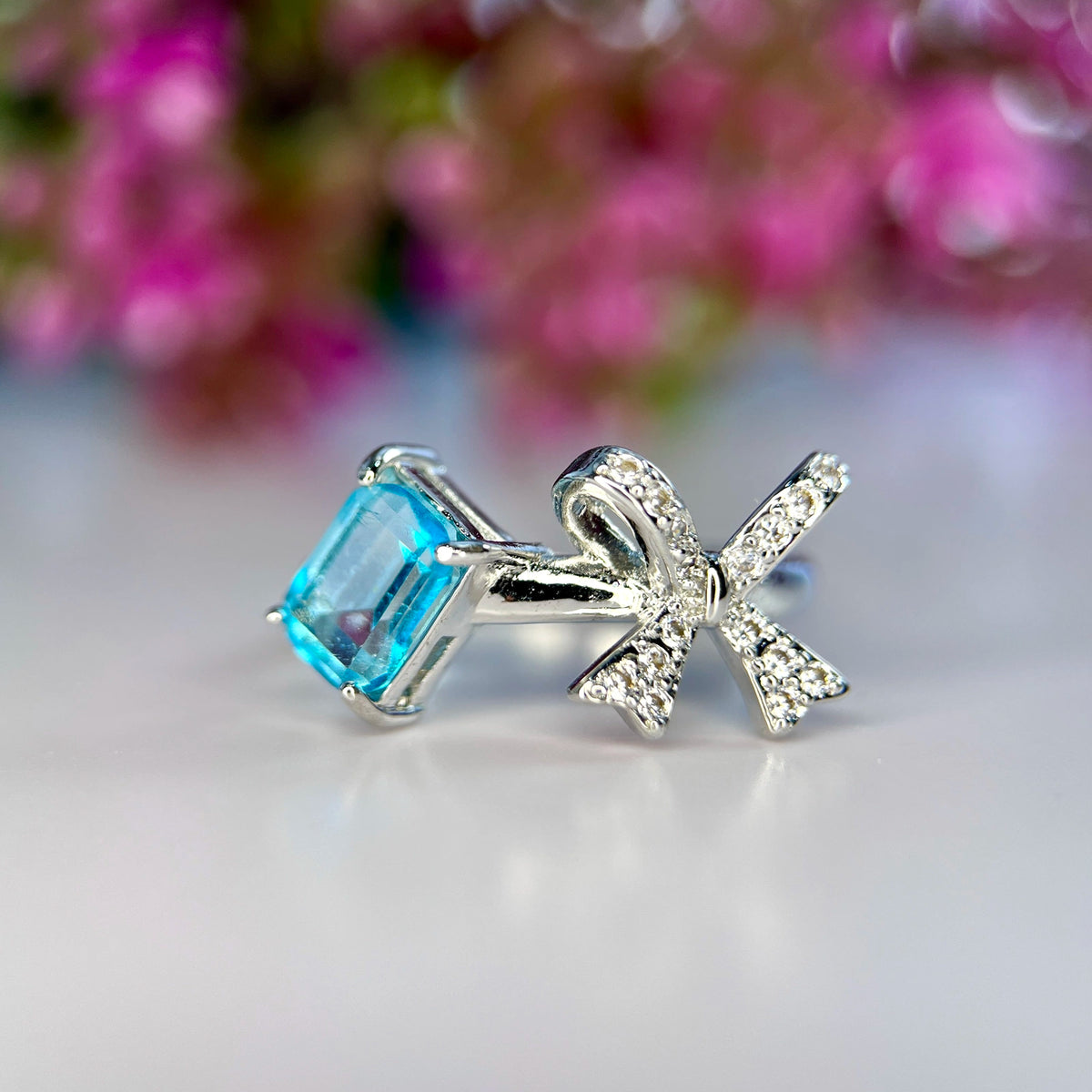 Natuurlijke Neon Blauwe Apatiet Ring met Zirkonia – Rhodium Plated