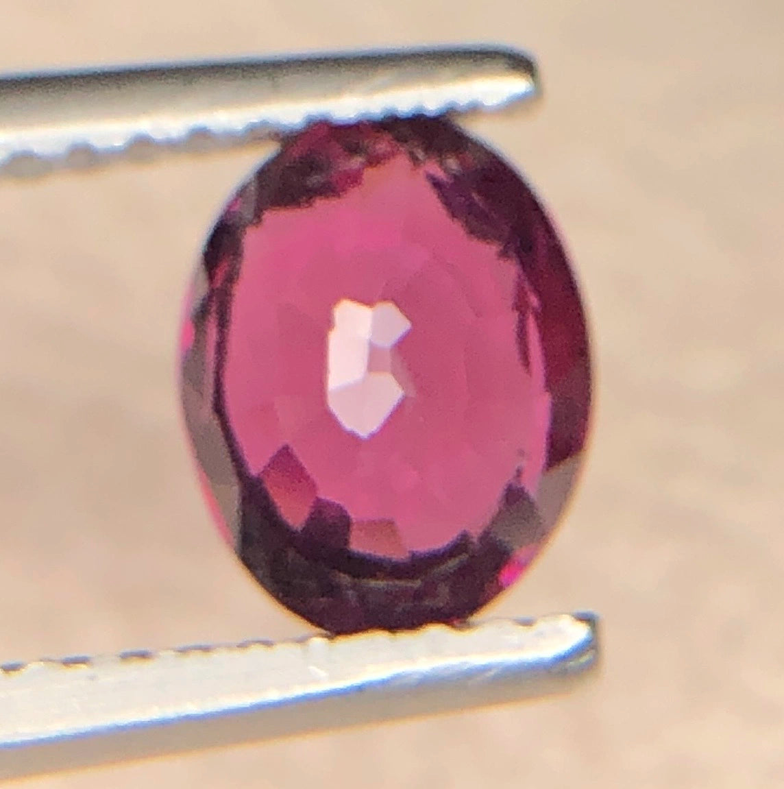 Natuurlijke Roze Granaat 1,60 ct – Ovaal Geslepen Losse Edelsteen 7,4 × 5,7 mm