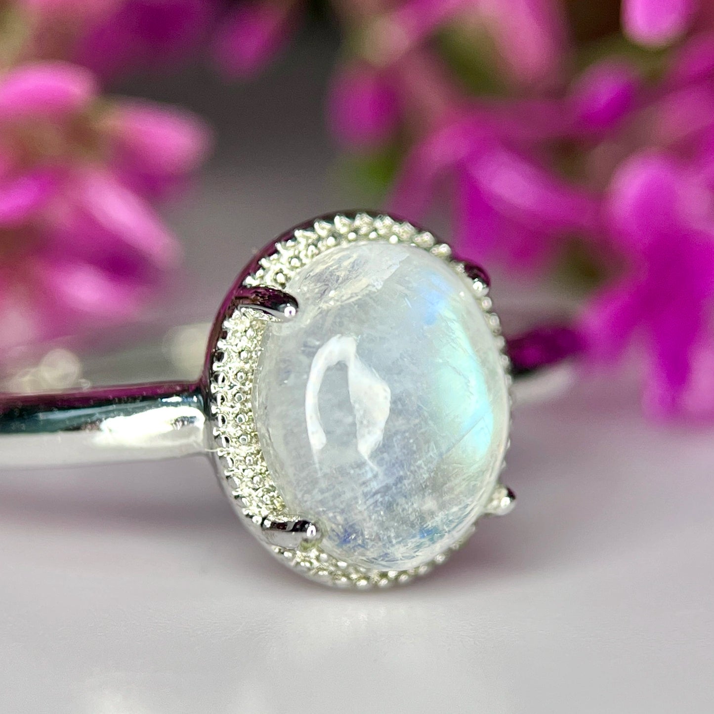 Ring met blauwe maansteen en rhodiumplating