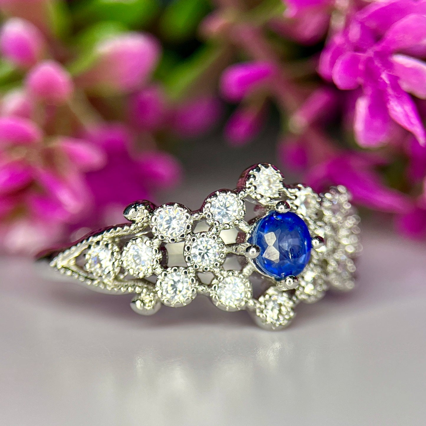 Ring met natuurlijke blauwe saffier, CZ en rhodiumplating