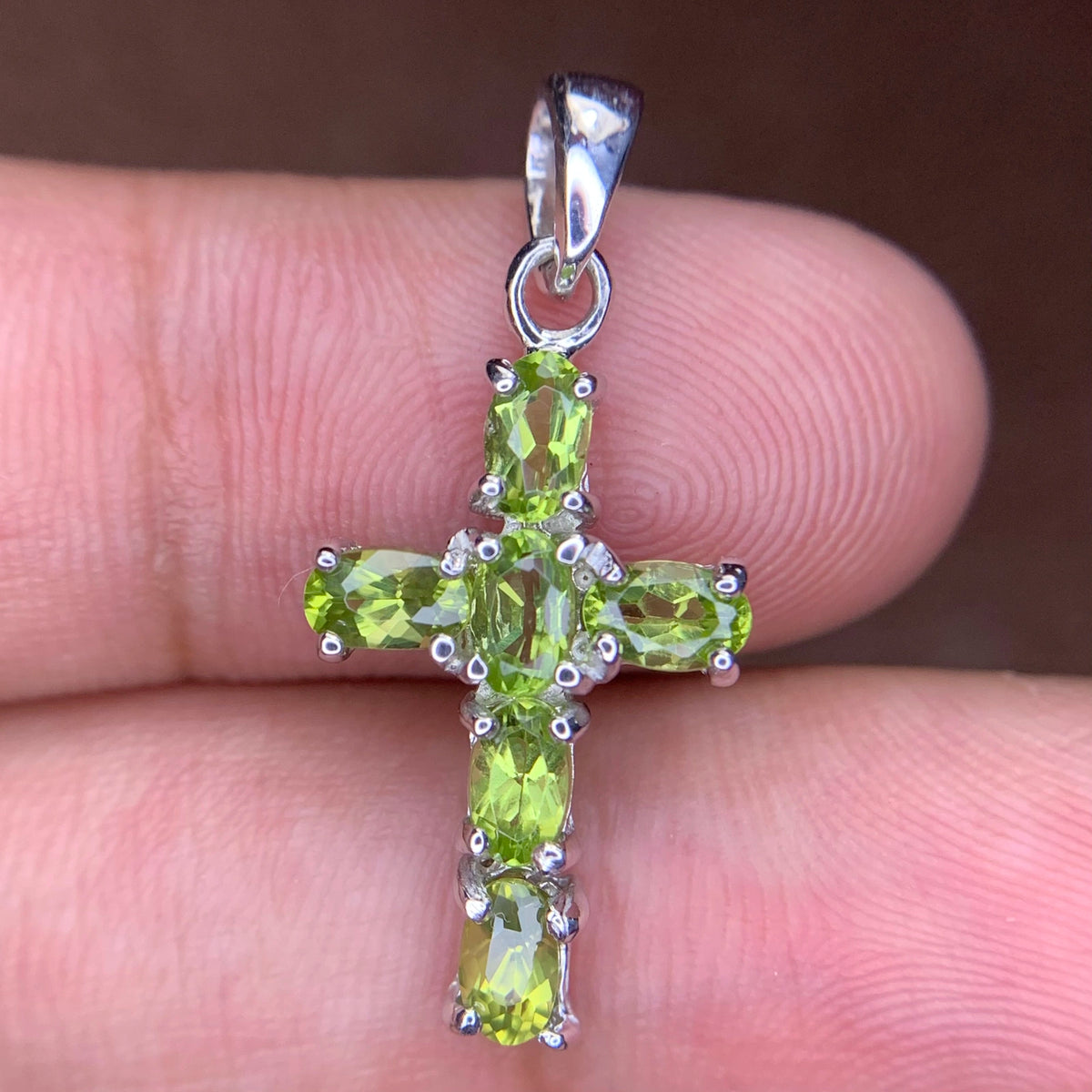 Natuurlijke Groene Peridoot Kruishanger – 925 Sterling Zilver – Rhodium Plated