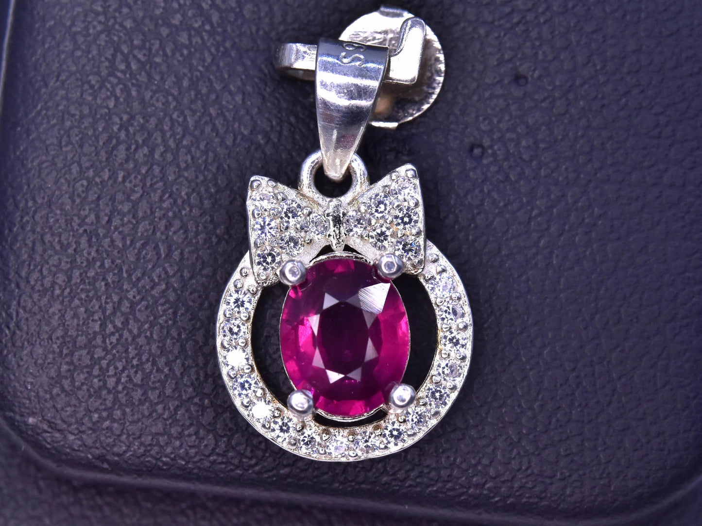 Dameshanger van 925 zilver met 7,90 ct natuurlijke granaat