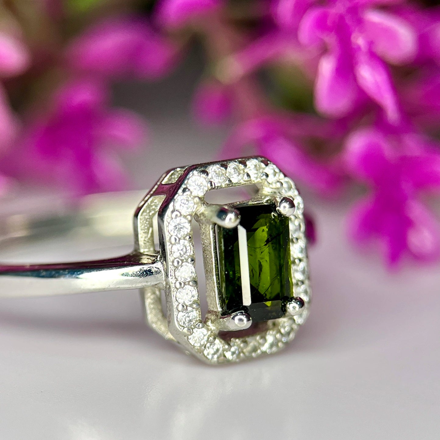 Ring met natuurlijke groene toermalijn, CZ en rhodiumplating
