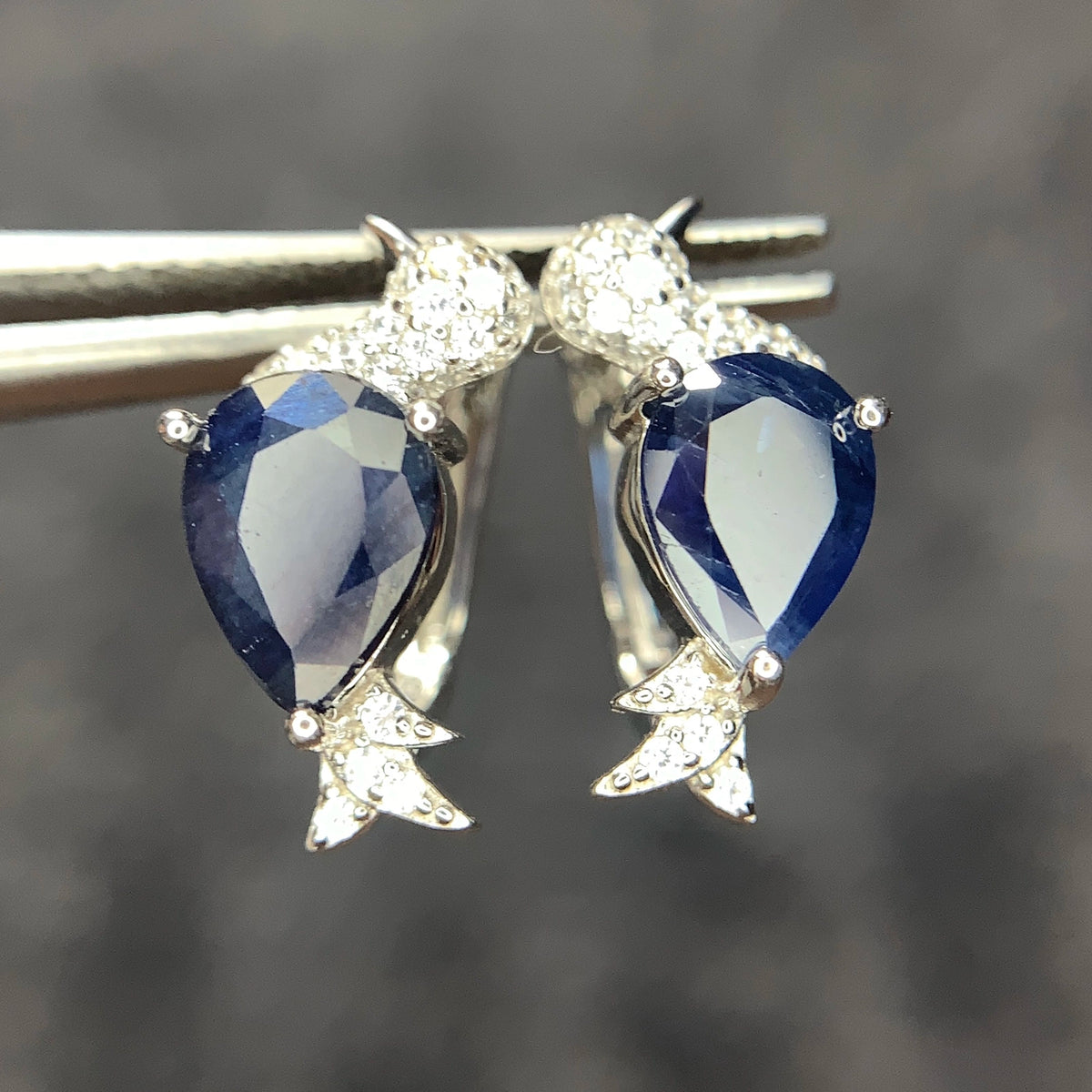 Natuurlijke Blauwe Saffier Oorstekers Vogelvorm – 925 Sterling Zilver – Rhodium Plated