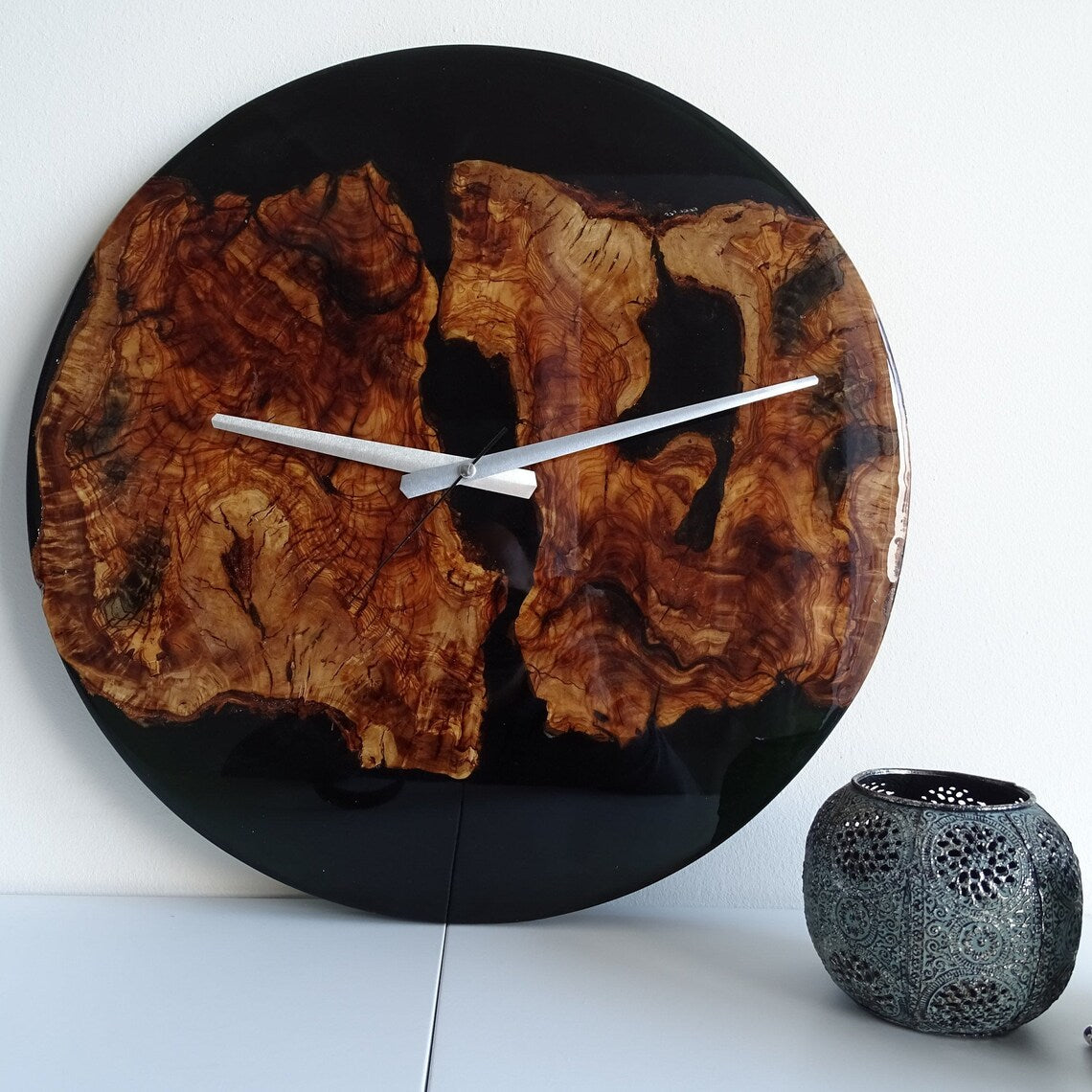 Zwart Epoxy Houten Wandklok met Bruinrode Accenten