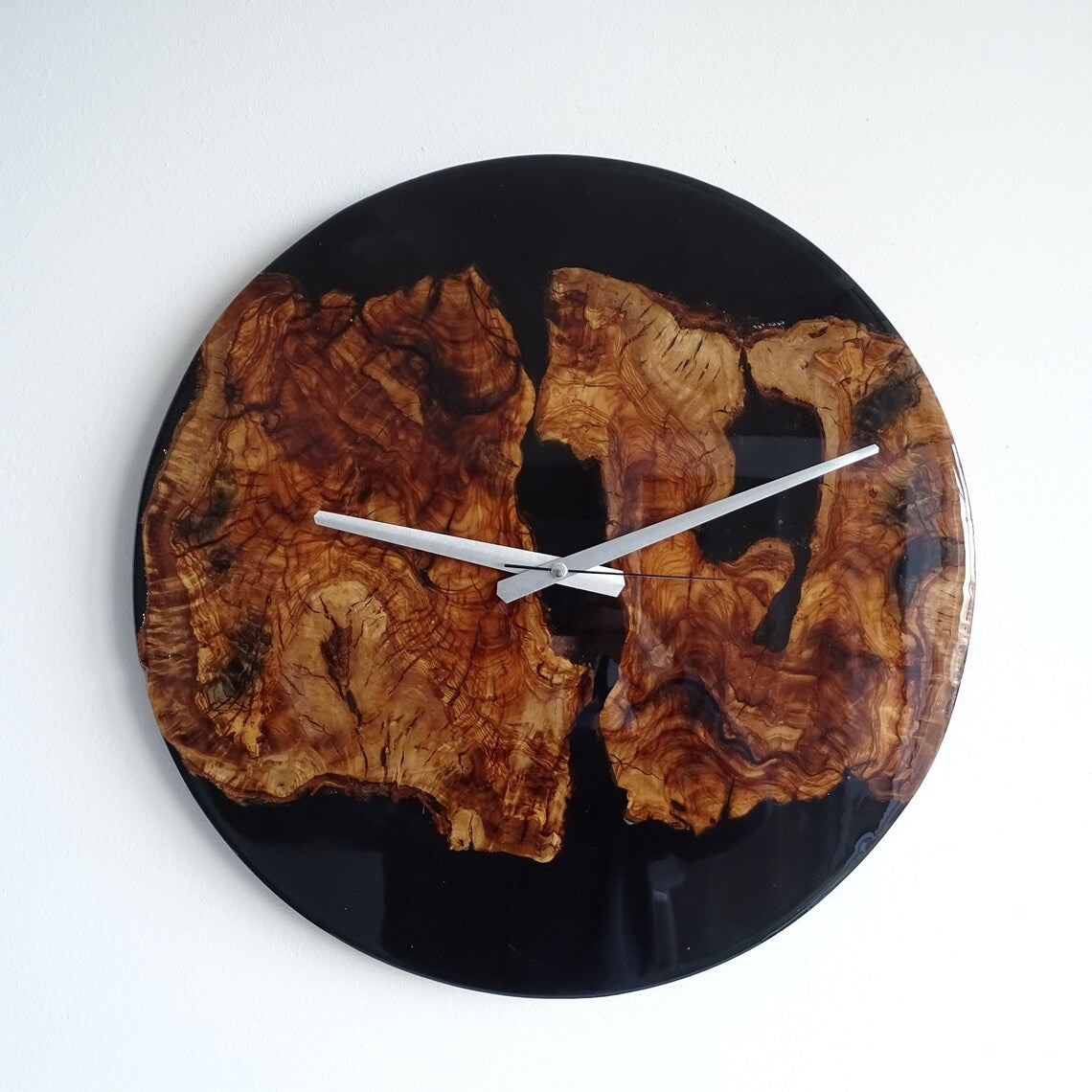 Zwart Epoxy Houten Wandklok met Bruinrode Accenten