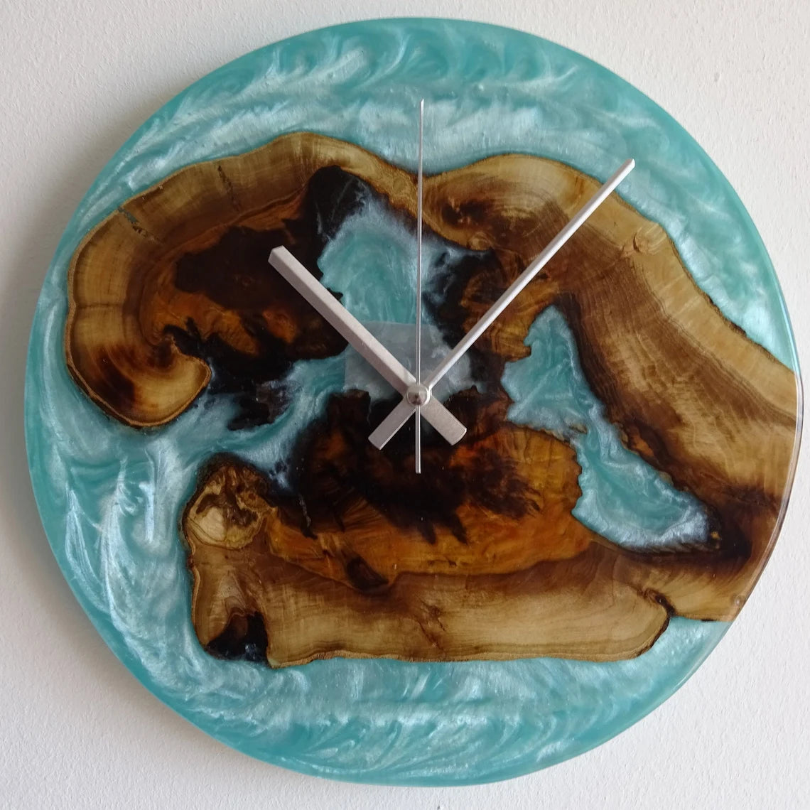 Lichtblauwe Epoxy Houten Wandklok met Bruine Accenten
