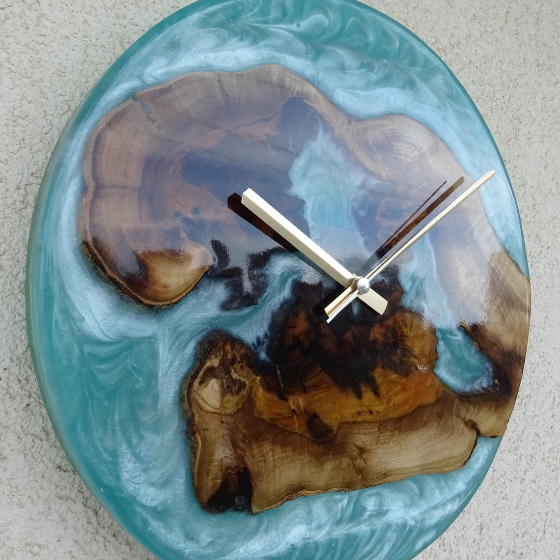 Lichtblauwe Epoxy Houten Wandklok met Bruine Accenten