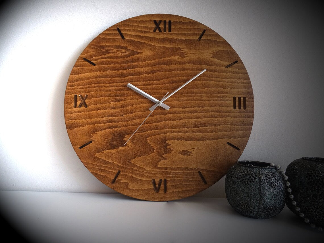 Unieke moderne wandklok gemaakt van epoxy hout