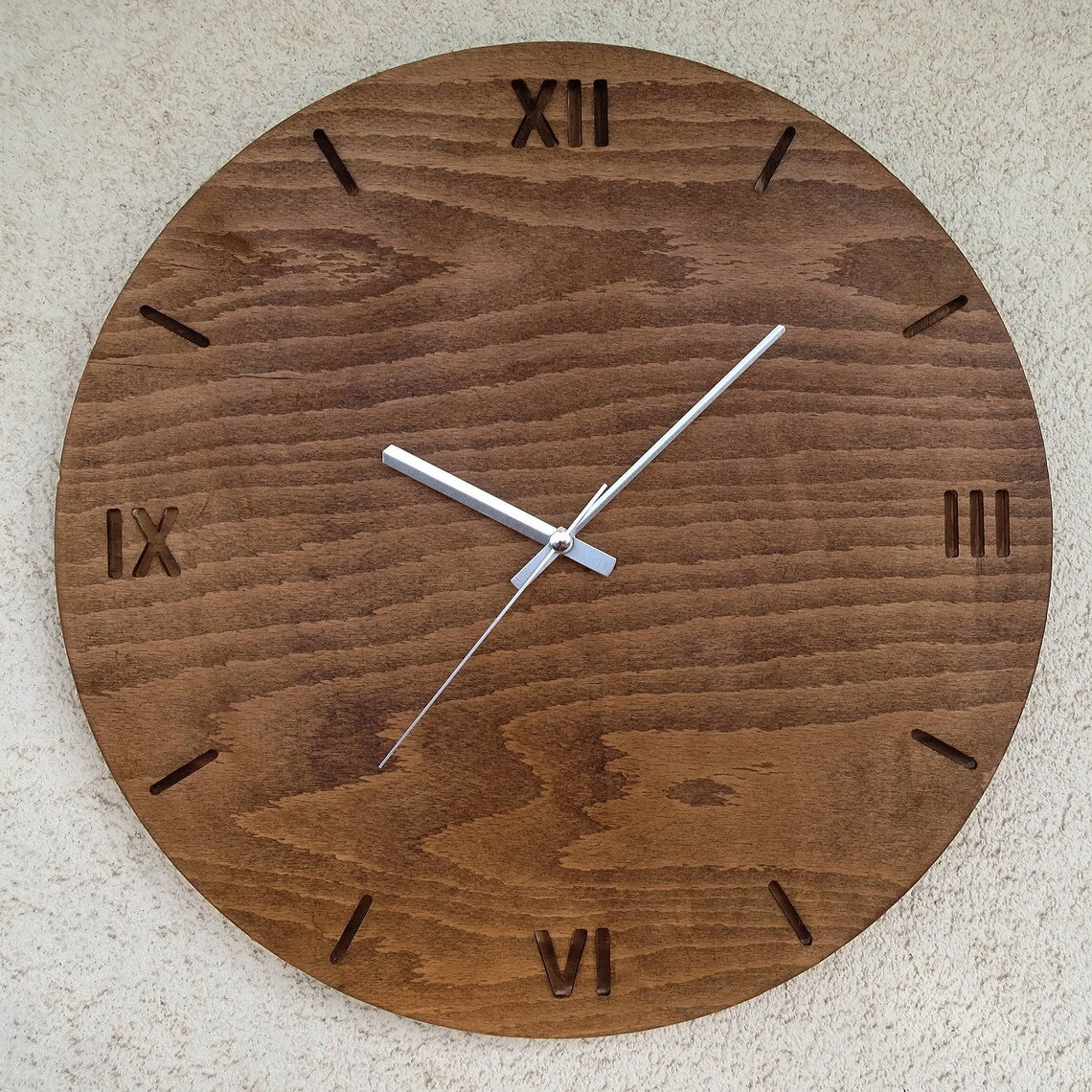 Unieke moderne wandklok gemaakt van epoxy hout