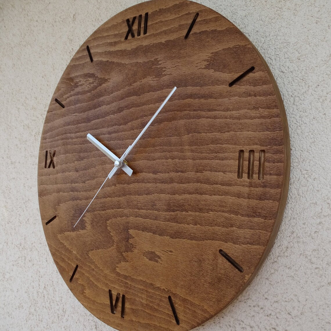 Unieke moderne wandklok gemaakt van epoxy hout