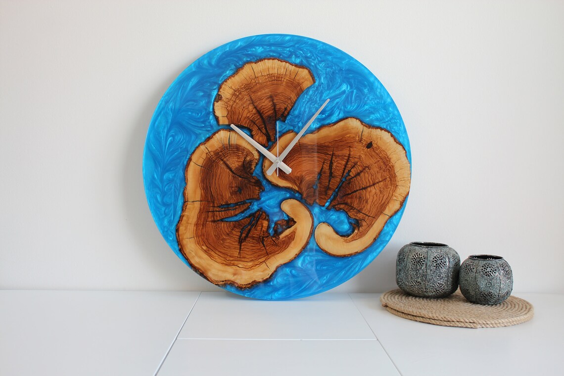 Helderblauwe Epoxy Houten Wandklok met Bruine Details