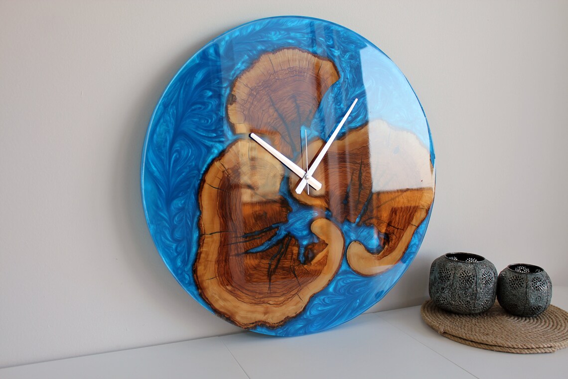 Helderblauwe Epoxy Houten Wandklok met Bruine Details