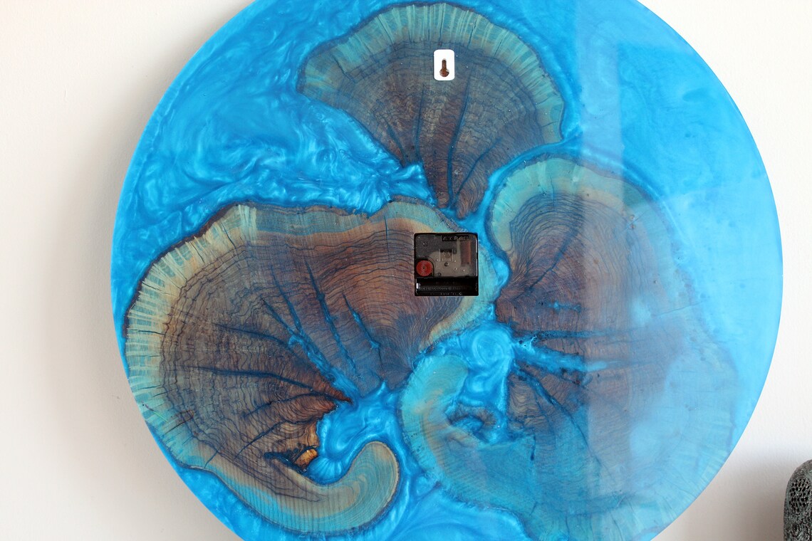 Helderblauwe Epoxy Houten Wandklok met Bruine Details