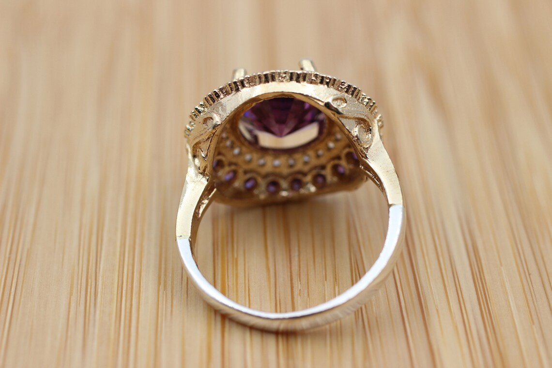 "De Authentieke Ottomaanse Amethist Ring: Een Tijdloos Meesterwerk voor de Moderne Vrouw"