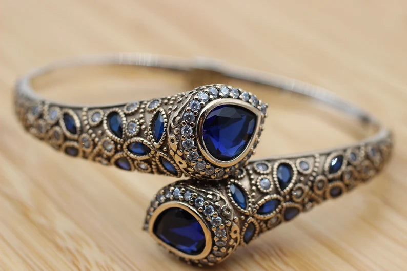 "Handgemaakte Saffier Armband - Een Meesterwerk van Edelsteen en Zilver"