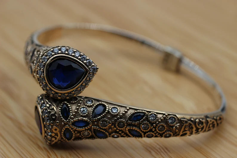 "Handgemaakte Saffier Armband - Een Meesterwerk van Edelsteen en Zilver"