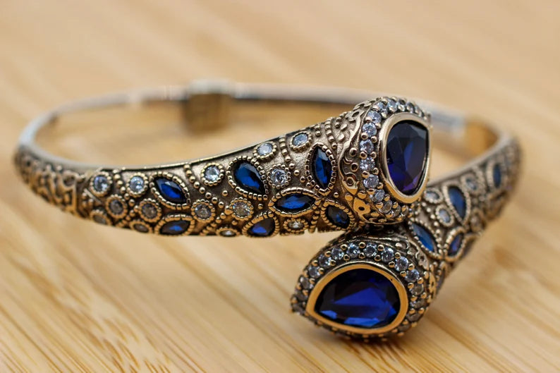 "Handgemaakte Saffier Armband - Een Meesterwerk van Edelsteen en Zilver"