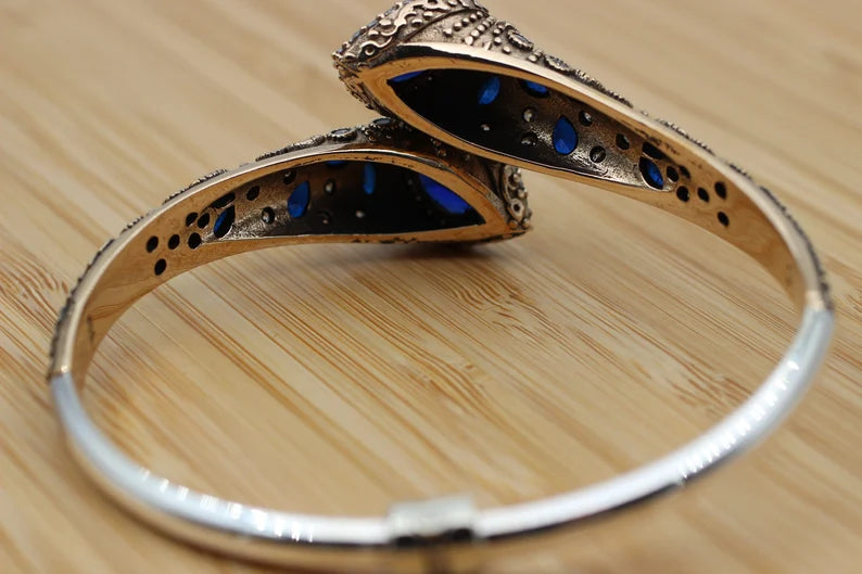 "Handgemaakte Saffier Armband - Een Meesterwerk van Edelsteen en Zilver"