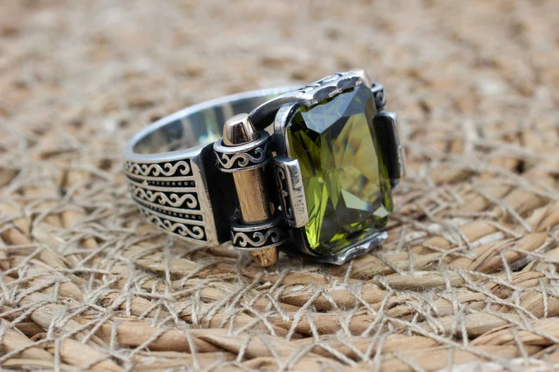 "Een Adembenemend Sieraad voor Mannen: De Handgemaakte Peridoot Ring van 925k Sterling Zilver"