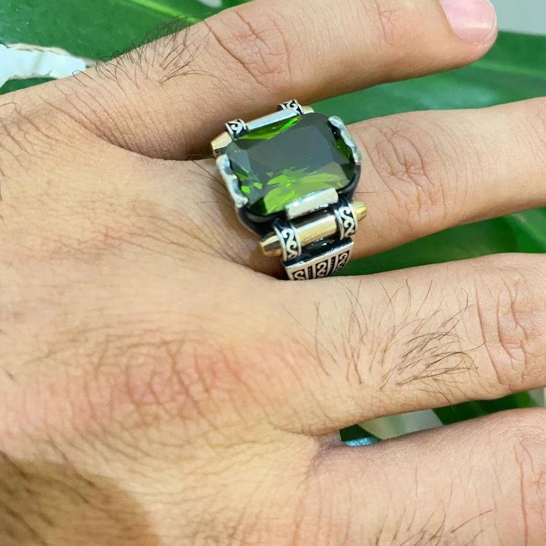 "Een Adembenemend Sieraad voor Mannen: De Handgemaakte Peridoot Ring van 925k Sterling Zilver"