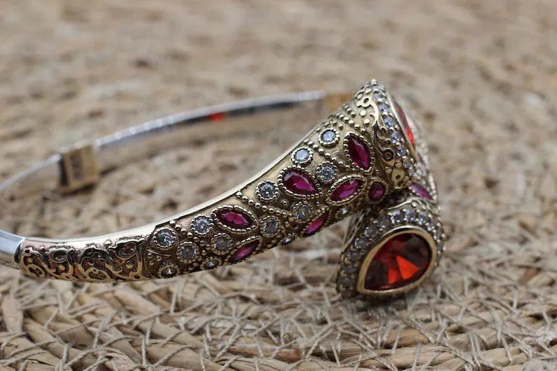 "Bevestig Stijlvolle Elegantie met Onze Ruby Ottomaans Bangle Armband"