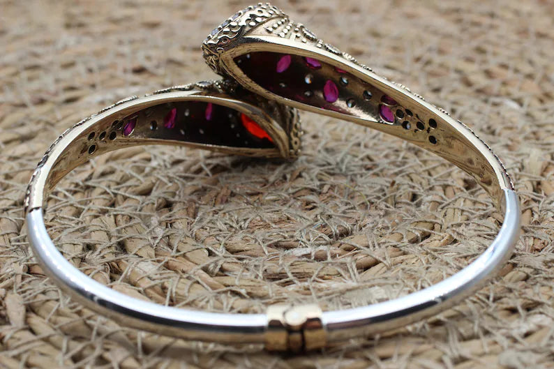 "Bevestig Stijlvolle Elegantie met Onze Ruby Ottomaans Bangle Armband"