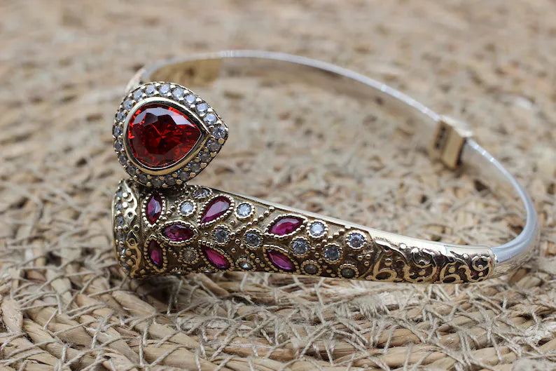 "Bevestig Stijlvolle Elegantie met Onze Ruby Ottomaans Bangle Armband"