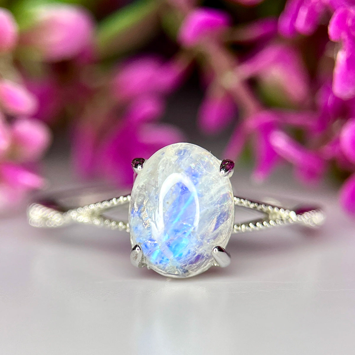 Ring met natuurlijke blauwe maansteen en rhodiumplating