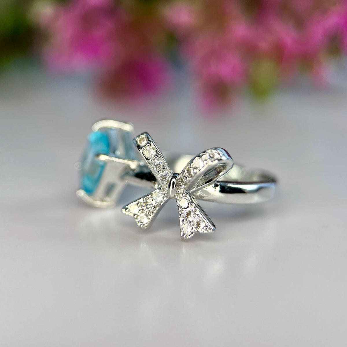 Natuurlijke Neon Blauwe Apatiet Ring met Zirkonia – Rhodium Plated