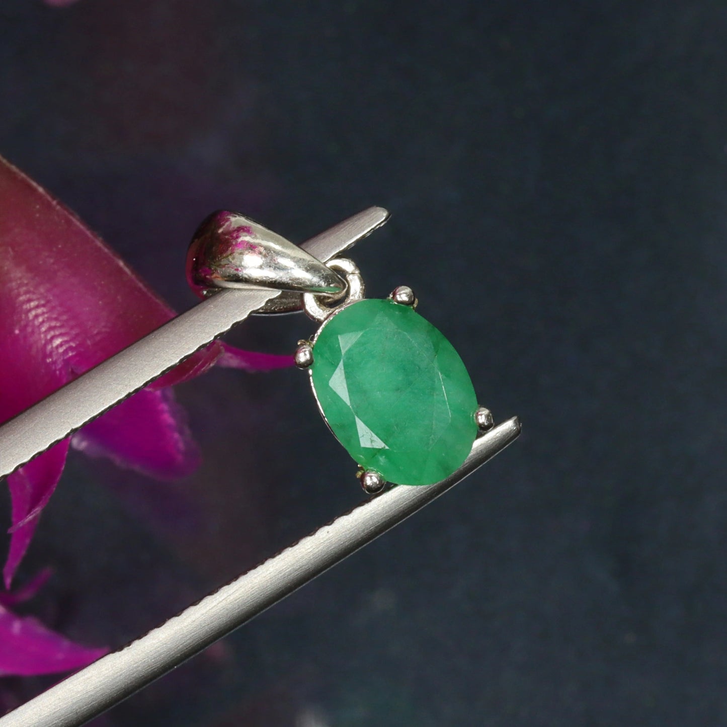 BIGL-gecertificeerde hanger van 925 sterling zilver met levendige groene natuurlijke smaragd