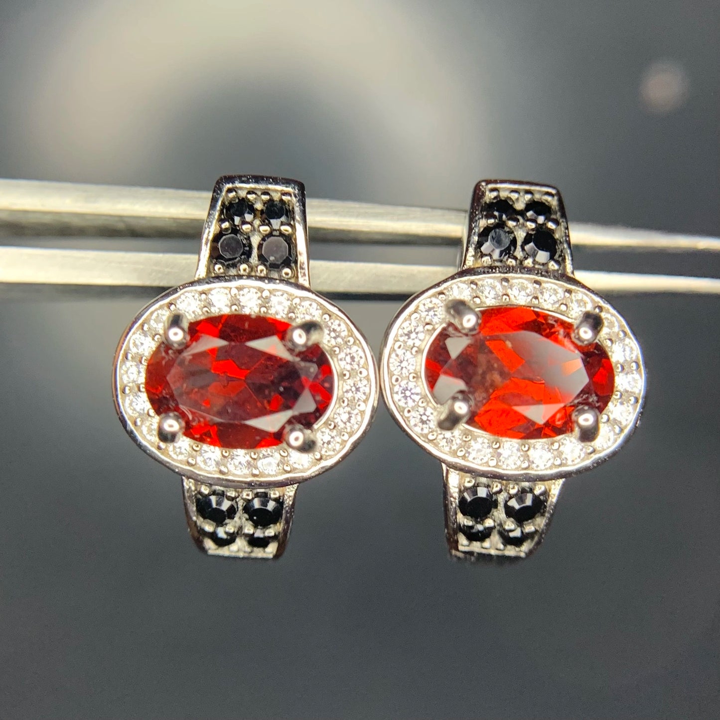 Oorbellen met rhodolietgranaat – 18.60 ct, gerhodineerd, 925 sterling zilver