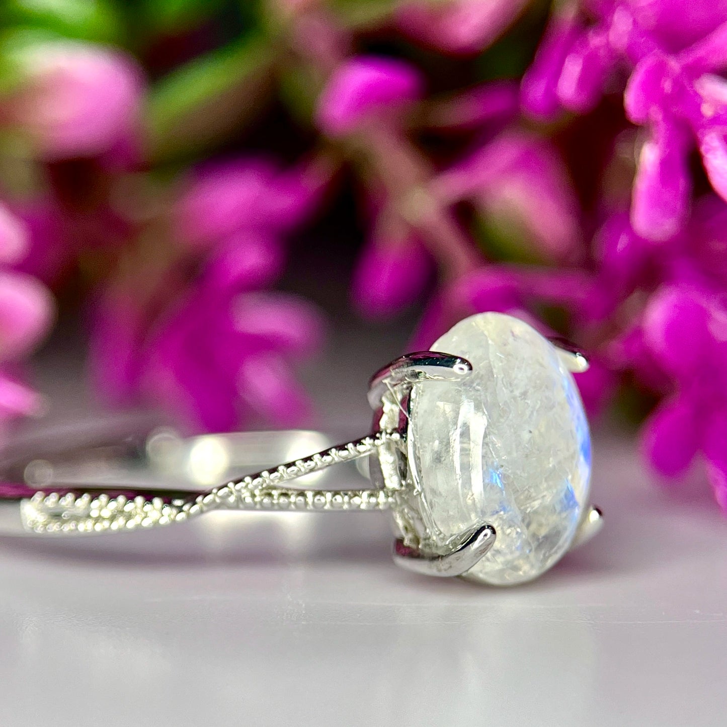 Ring met natuurlijke blauwe maansteen en rhodiumplating