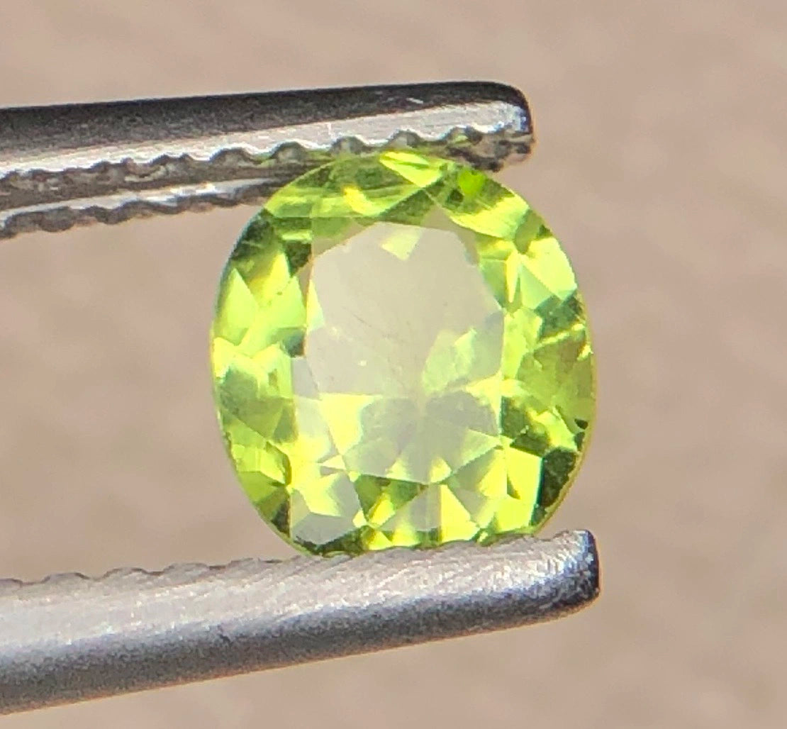 Natuurlijke Peridoot 0,85 ct – Ovaal Geslepen Groene Losse Edelsteen 6,2 × 5,3 mm