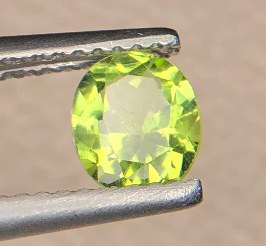 Natuurlijke Peridoot 0,85 ct – Ovaal Geslepen Groene Losse Edelsteen 6,2 × 5,3 mm