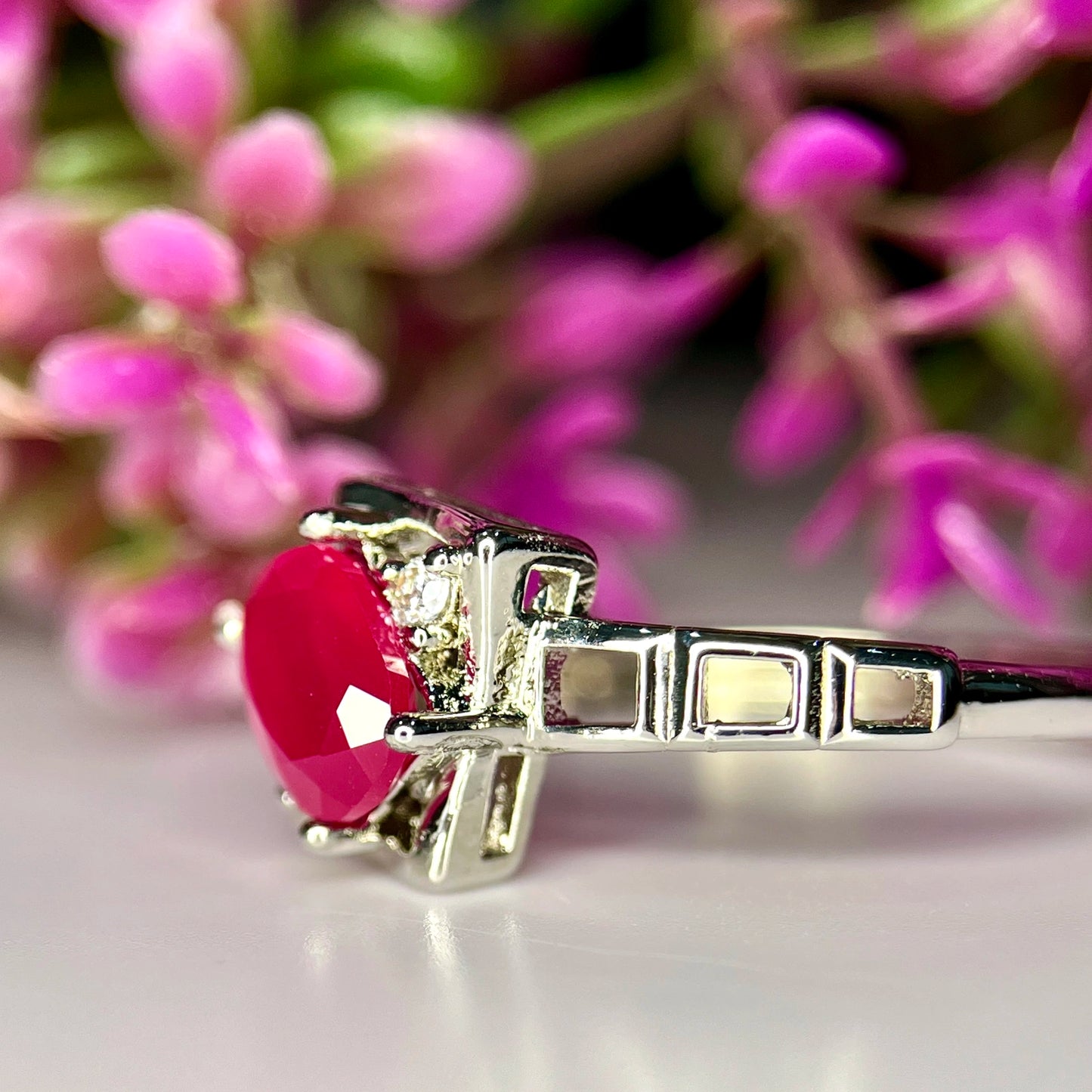 Ring met natuurlijke robijn, CZ en rhodiumplating