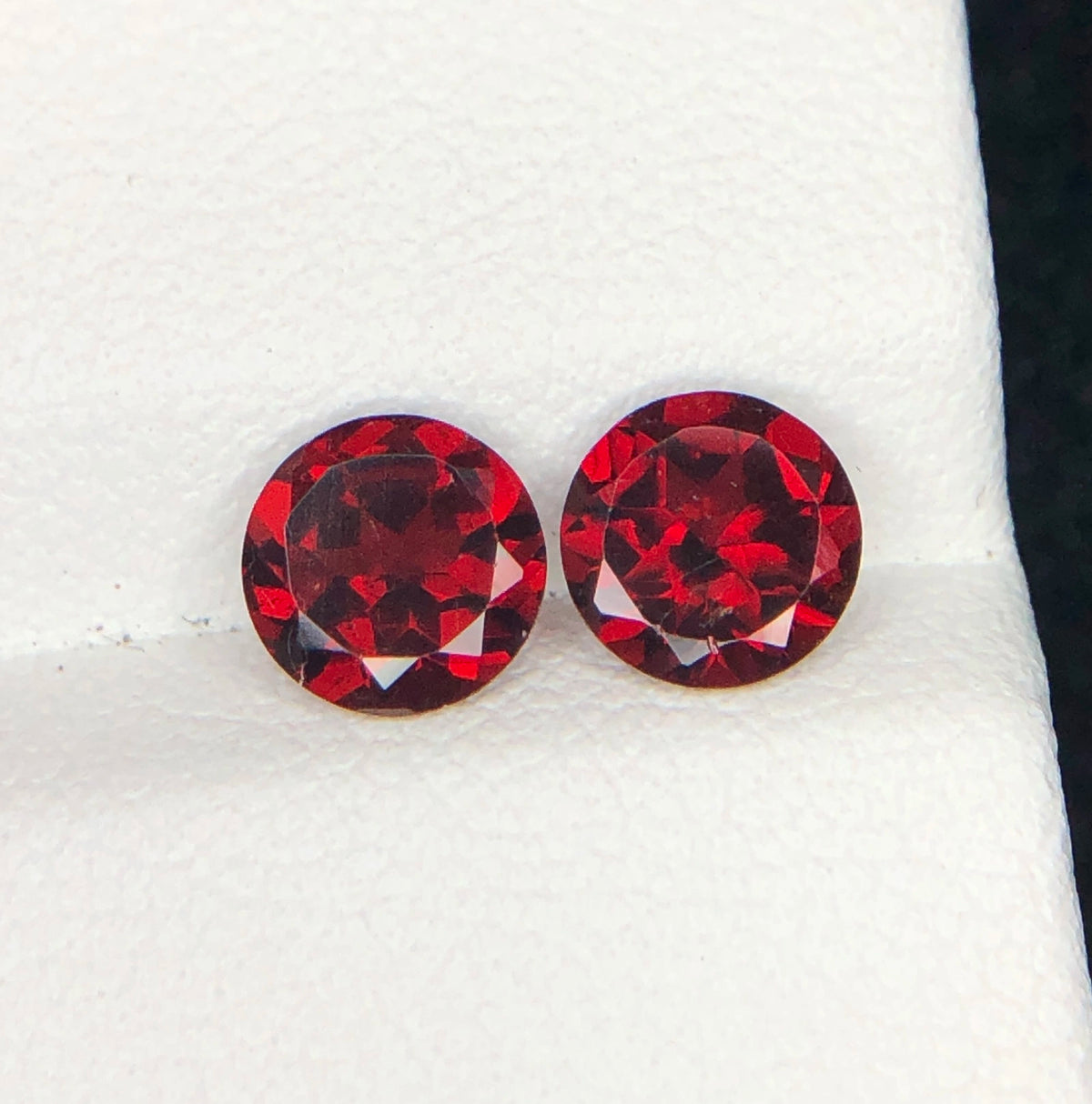 Set van 2 Natuurlijke Rode Granaten 2,05 ct – Rond Geslepen Edelstenenpaar 5,8 mm
