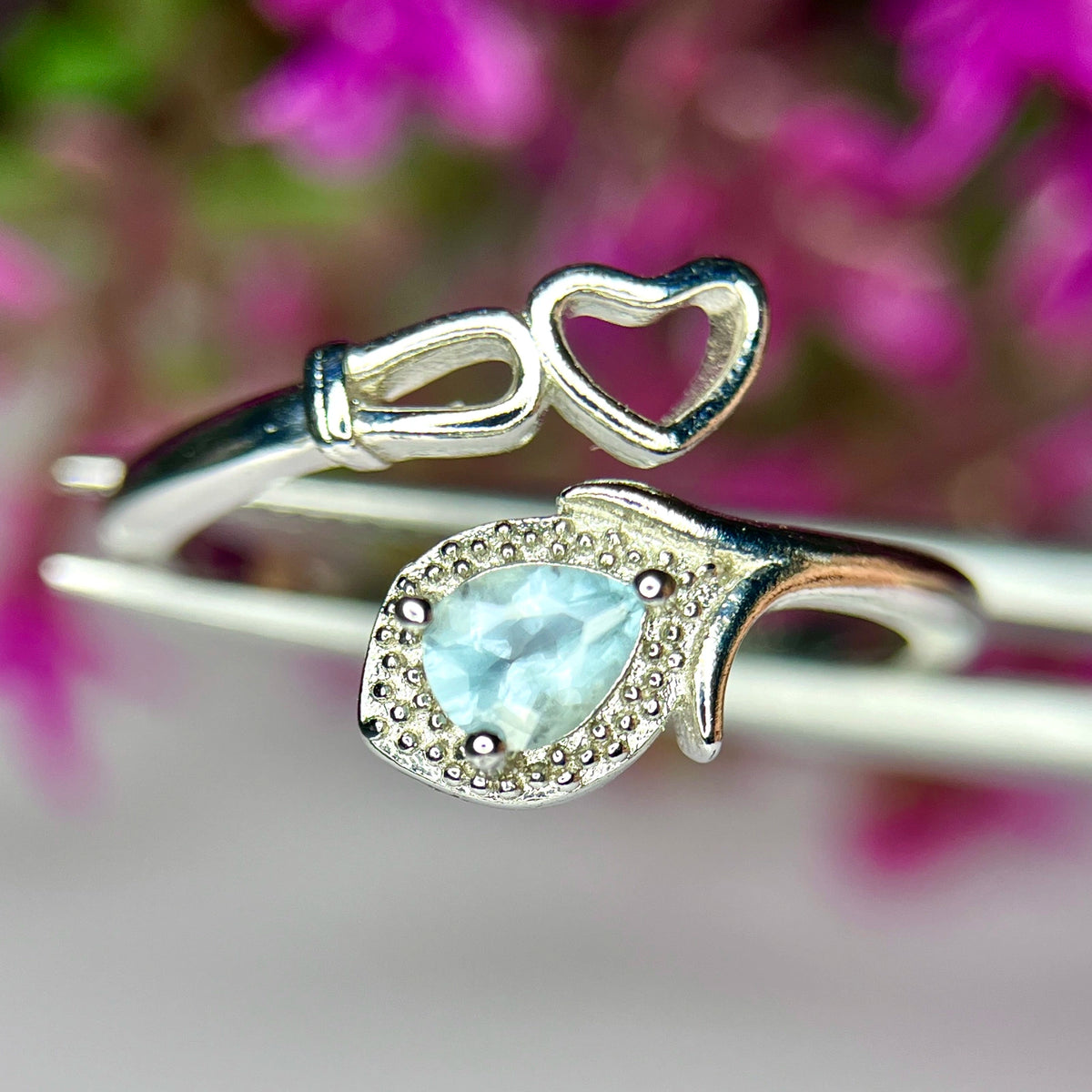 Ring met natuurlijke aquamarijn en rhodiumplating