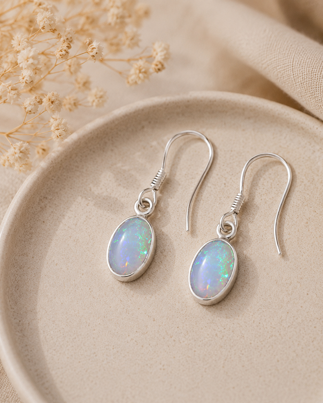 Natuurlijke oorbellen met Ethiopische opaal – ovaal, chatonzetting, 925 sterling zilver