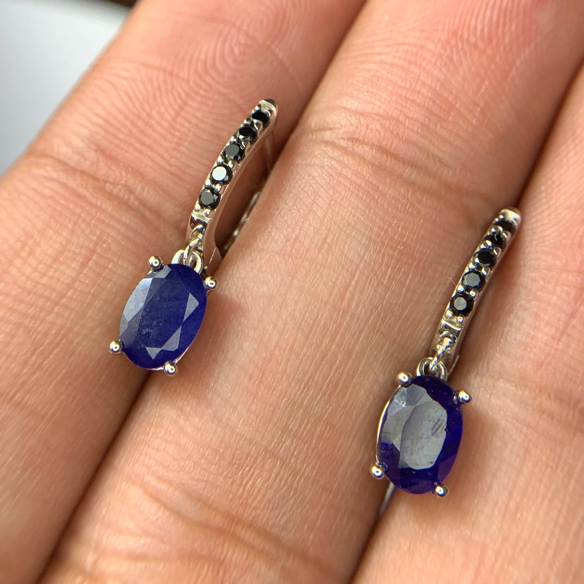 Natuurlijke Saffier Oorbellen met Spinel – 925 Sterling Zilver – Rhodium Plated